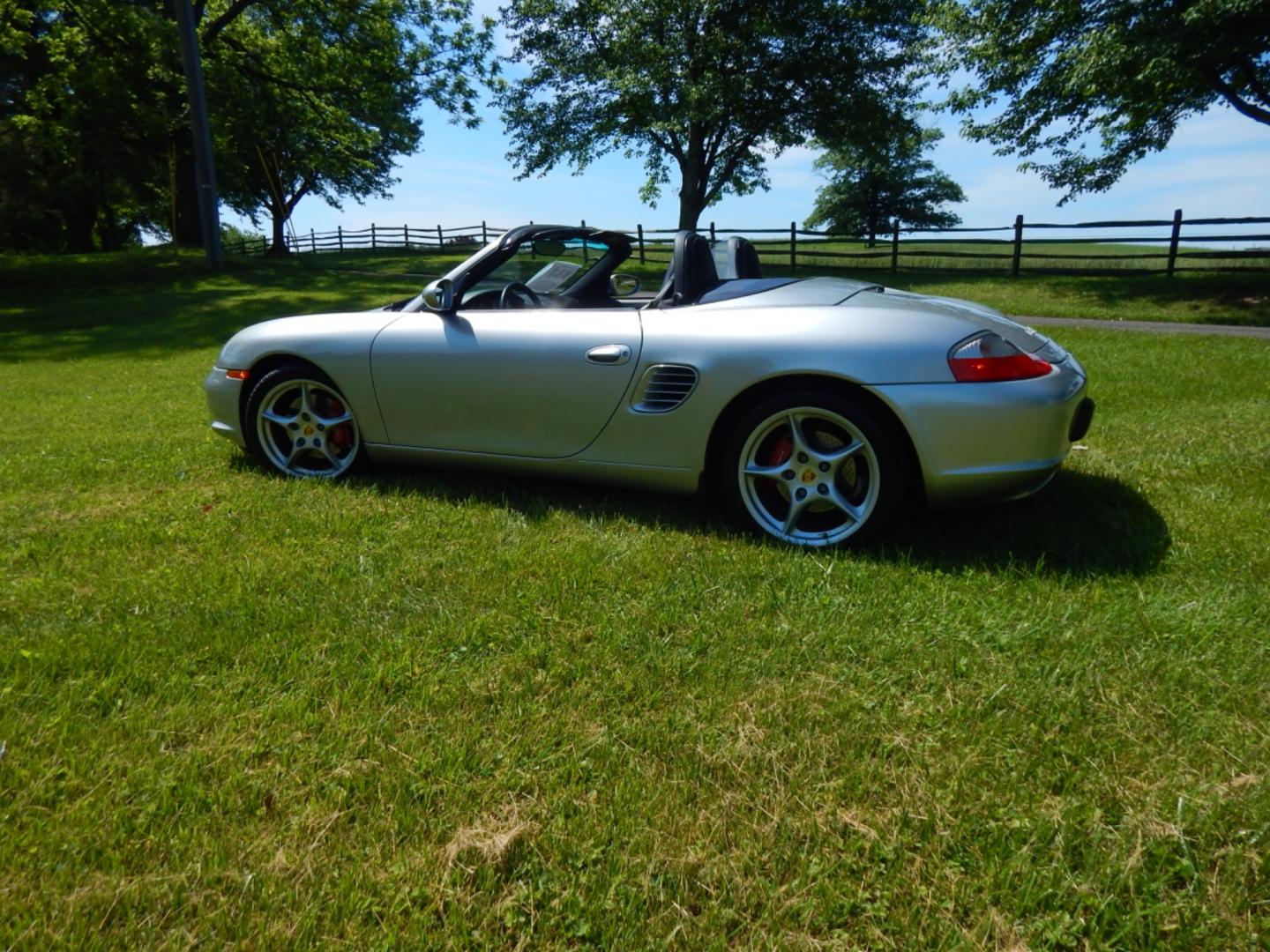 2003 Silver /Blue Leather Porsche Boxster S (WP0CB29873U) with an 3.2L H6 DOHC 24V engine, 6 speed manual transmission, located at 6528 Lower York Road, New Hope, PA, 18938, (215) 862-9555, 40.358707, -74.977882 - Here we have a beautiful Porsche Boxster S with only 18,200 miles that is in pristine condition. This Porsche runs and drives like it did when it was brand new. Options on this beautiful convertible include: 3.2L 6 cylinder engine, rear wheel drive, 6 speed manual transmission, blue leather, 2 mast - Photo#8